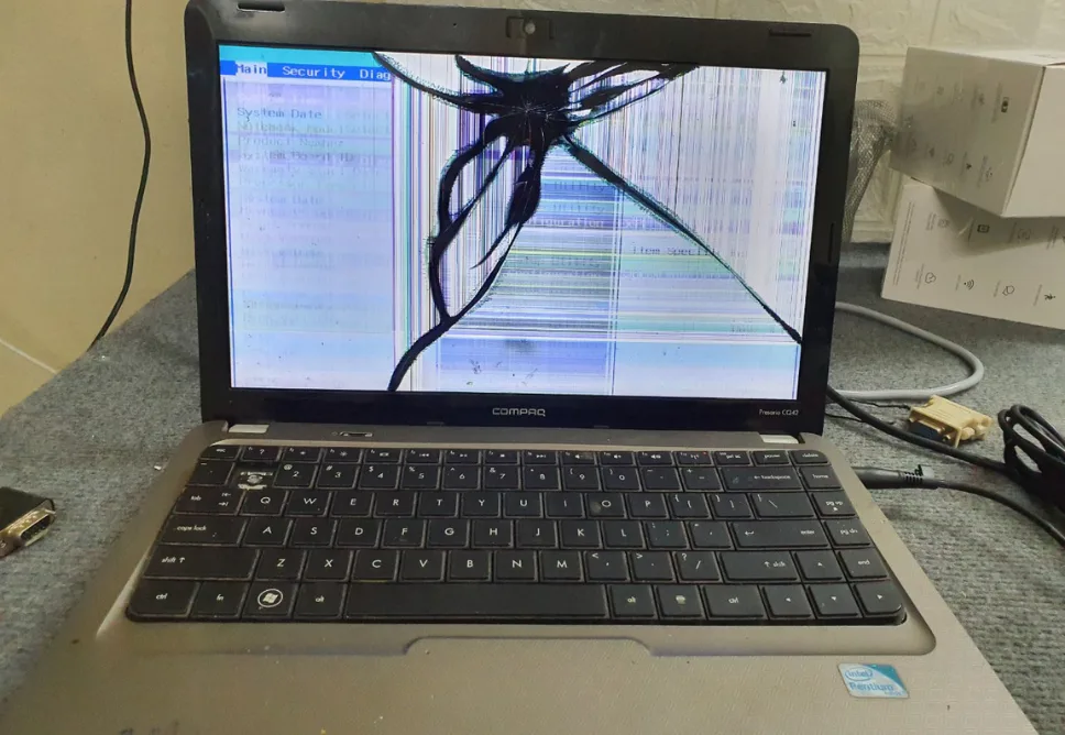 Laptop Bị Vỡ Màn Hình: Nên Sửa Hay Thay Mới? 6 Mẹo Giúp Tiết Kiệm Chi Phí
