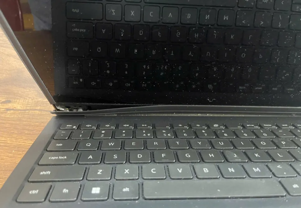 Laptop Có Dấu Hiệu Gãy Bản Lề? 5 Triệu Chứng Cần Biết Trước Khi Quá Muộn!