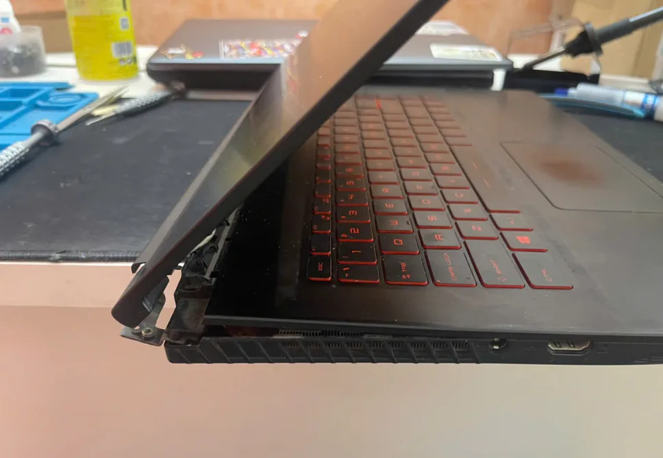 Laptop Có Dấu Hiệu Gãy Bản Lề? 5 Triệu Chứng Cần Biết Trước Khi Quá Muộn!