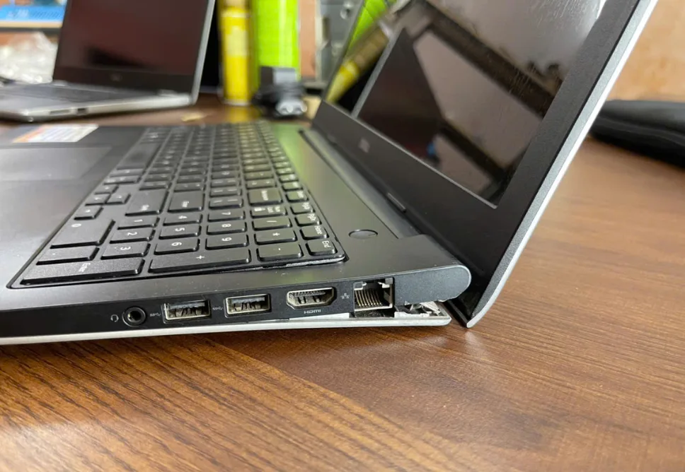 Laptop Có Dấu Hiệu Gãy Bản Lề? 5 Triệu Chứng Cần Biết Trước Khi Quá Muộn!