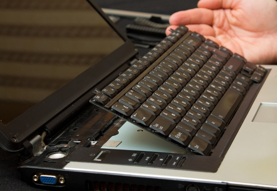 Laptop Bị Kẹt Phím? Hướng Dẫn Tự Sửa Hiệu Quả Ngay Tại Nhà