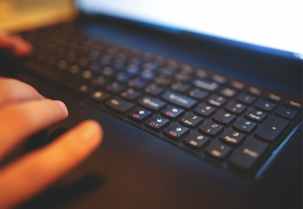 Laptop Bị Kẹt Phím? Hướng Dẫn Tự Sửa Hiệu Quả Ngay Tại Nhà