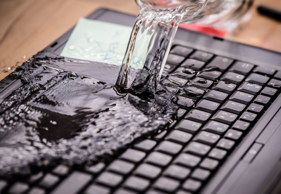 Laptop Bị Liệt Bàn Phím Không Gõ Được? Đừng Vội Thay Mới!